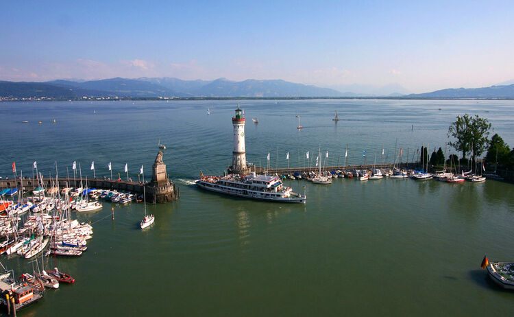 Allgaeu Bodensee Lindau Hafeneinfahrt Loewe Leuchtturm Boot Copyright Lindau Marketing Web