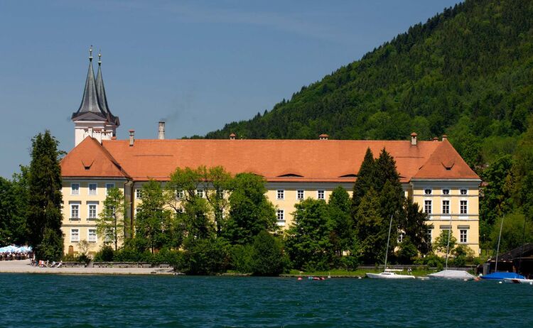 Ats Kloster Tegernsee Mit Braeustueberl Copyright Tegernseer Tal Tourismus Web