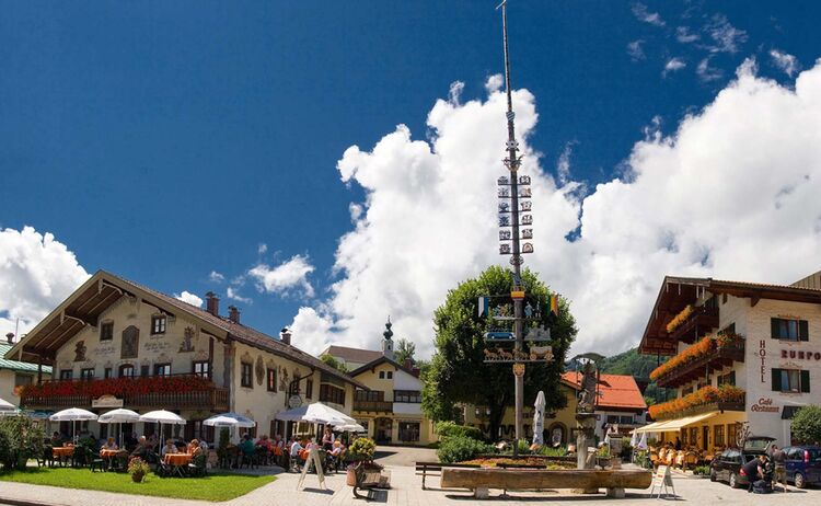 Ruhpolding Ortszentrum Maibaum Copyright Tourist Info Ruhpolding Web